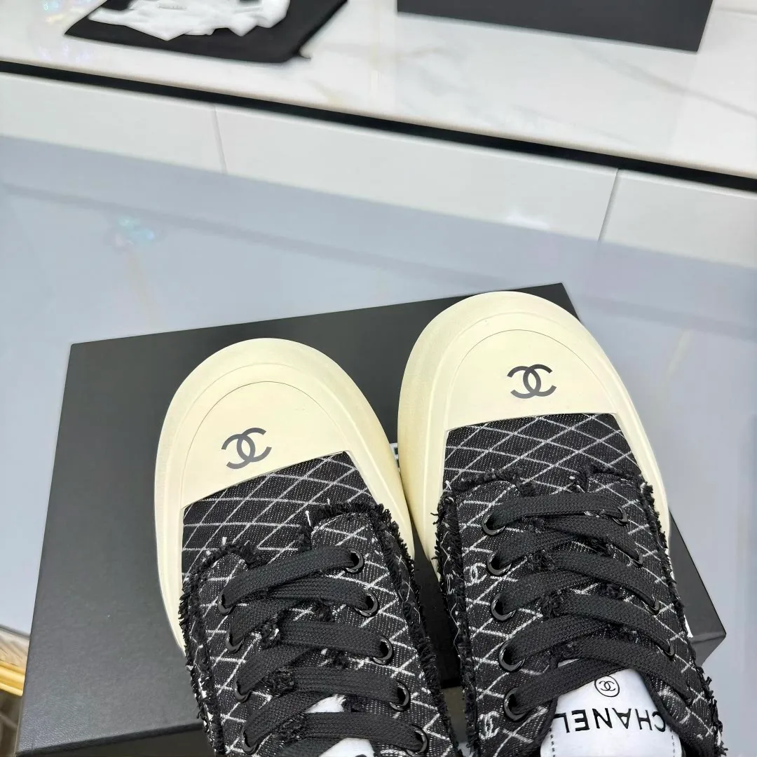 👟👟Ex-factory price 600👟👟 Chanel bread shoes ~ original calfskin panda shoes Chanel 25C latest hot style panda black and white sports shoes casual sneakers Xiaoxiang hot item classic black and white panda color coco girls must pay Fabric: original custom mixed sheepskin lining: original imported breathable mesh lining outsole: Original molded rubber + TPU combination Size: Women's 35-41 Buy now👉